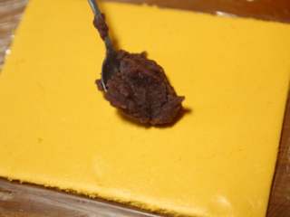 11、南瓜豆沙糯米卷,在中间均匀铺上豆沙