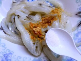 4、炸银鱼,放盐