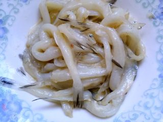 6、炸银鱼,搅拌均匀腌制20分钟