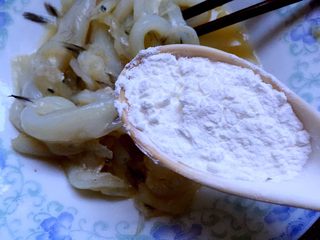 8、炸银鱼,放入淀粉