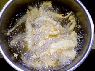 12、炸银鱼,锅内油继续烧制七成热，放入银鱼复炸至酥脆捞出