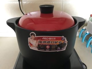 14、美味苏合汤,盖上锅盖，大火烧开后小火煨制3个小时