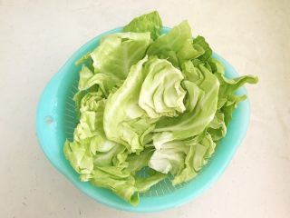21、美味苏合汤,把甘蓝剥开，清洗干净