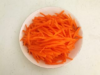 24、美味苏合汤,把胡萝卜切成丝