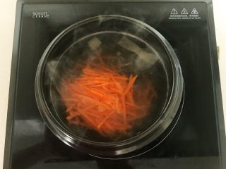 26、美味苏合汤,加入胡萝卜丝，烧开后煨制10分钟