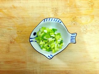 3、山药黑木耳胡萝卜排骨汤,小葱洗净切碎，备用！