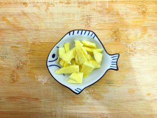 4、山药黑木耳胡萝卜排骨汤,生姜去皮洗净，切片，备用！