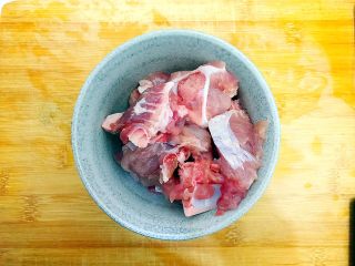 7、山药黑木耳胡萝卜排骨汤,排骨洗净，备用！