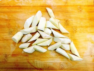 8、山药黑木耳胡萝卜排骨汤,将山药切成滚刀块！