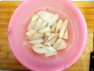 9、山药黑木耳胡萝卜排骨汤,放入水里，防止山药氧化变色！