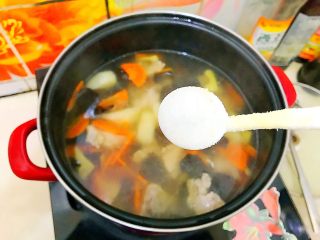 23、山药黑木耳胡萝卜排骨汤,加一小勺盐！