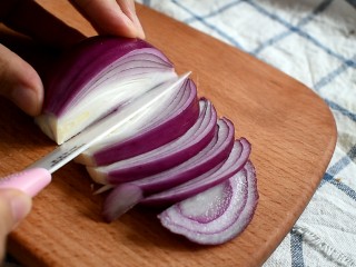 2、泡菜豆腐汤,洋葱切成丝