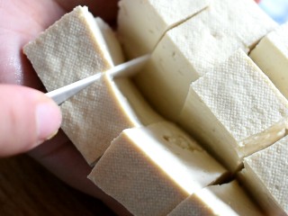 4、泡菜豆腐汤,老豆腐切成块状，备用