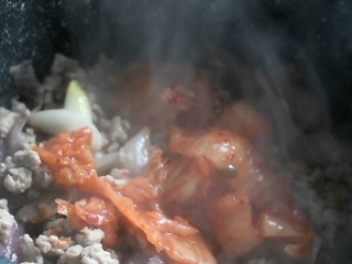 8、泡菜豆腐汤,加入泡菜