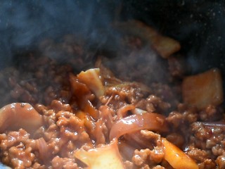 10、泡菜豆腐汤,翻炒均匀