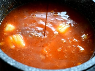 12、泡菜豆腐汤,再倒入一勺生抽调味