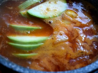 13、泡菜豆腐汤,等汤开之后，加入配菜西葫芦