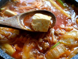 16、泡菜豆腐汤,等汤开转小火煮一会儿，尝一下口味是不是合适，如果觉得淡就加点盐，合适就不加，开吃吧！