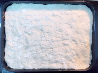 6、榴莲披萨,面团放进去，手粘油，将面团抻开，尽量厚薄一致