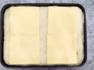 8、榴莲披萨,铺上一层芝士片