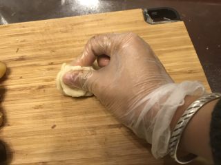 19、肉松饼&绿豆酥（植物油版）,两端向中间捏起