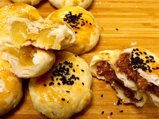27、肉松饼&绿豆酥（植物油版）,大功告成，让你们看一下内馅。饼皮非常酥脆