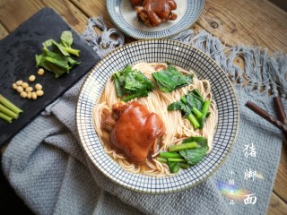 12、猪脚面,在面上摆上卤好的猪脚和烫好的青菜就可以上桌啦!