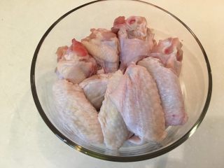 1、韩式炸鸡,鸡翅中、鸡翅根，洗净沥干