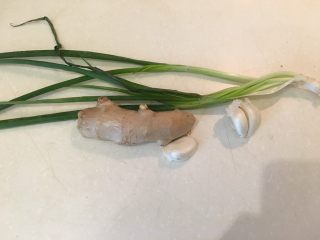 2、韩式炸鸡,葱姜蒜都会用到哦