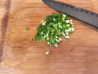 3、韩式炸鸡,切葱花