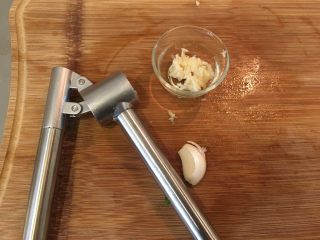 4、韩式炸鸡,压蒜泥