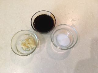 6、韩式炸鸡,这是腌料：蒜泥、酱油、盐