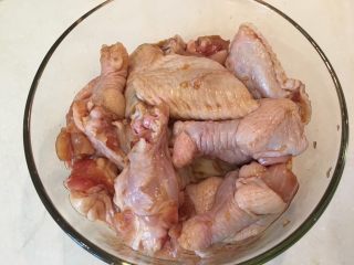 8、韩式炸鸡,混合均匀后腌个10来分钟就可