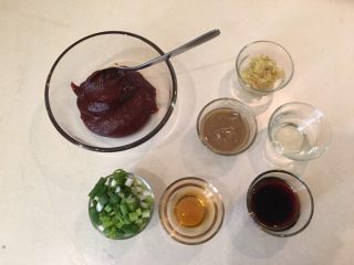 10、韩式炸鸡,热油的同时准备韩式拌酱