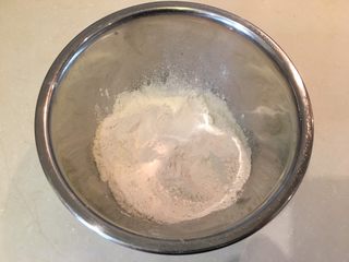 13、韩式炸鸡,准备面粉