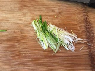 14、韩式炸鸡,另外这个配料的葱切丝