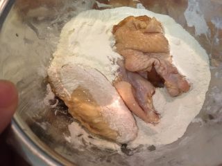 17、韩式炸鸡,鸡翅中、鸡翅根进面粉，沾满排掉多余的面粉