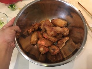24、韩式炸鸡,找一个大碗，将炸好的鸡放入