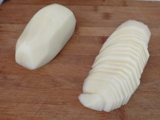 2、回锅肉香辣土豆片,土豆切片（如图）