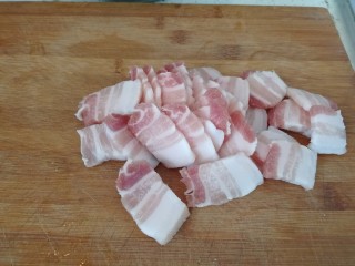 4、回锅肉香辣土豆片,带皮五花肉切片