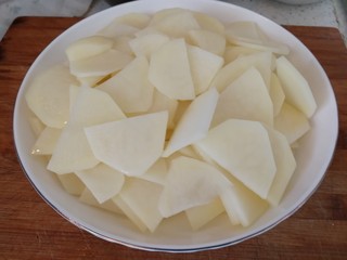 5、回锅肉香辣土豆片,切好的土豆片