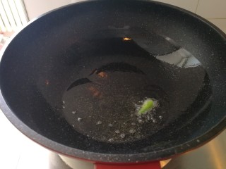 6、回锅肉香辣土豆片,起油锅