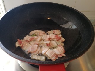 7、回锅肉香辣土豆片,油热先炒五花肉