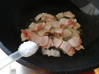 9、回锅肉香辣土豆片,加糖