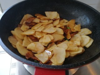 13、回锅肉香辣土豆片,继续翻炒