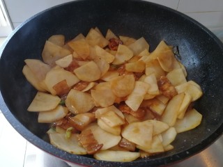 14、回锅肉香辣土豆片,炒出香味