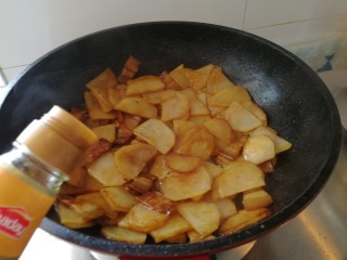 15、回锅肉香辣土豆片,土豆片炒至9成熟加点香醋翻炒