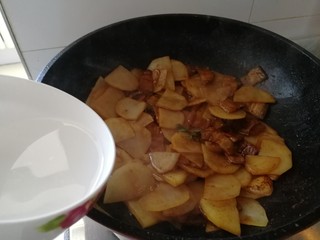 16、回锅肉香辣土豆片,加半碗开水，加一点点盐。