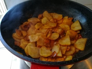 17、回锅肉香辣土豆片,继续翻炒，大火收汤。