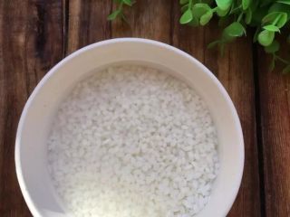 1、【红糖糯米藕】这样的端午有点甜,选择圆糯米洗干净，放碗里加上清水浸泡一晚